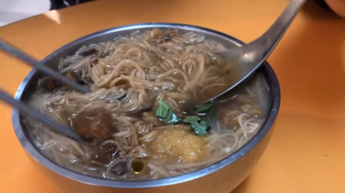 ▲一名女網友日前去吃大腸麵線時，自備一袋「香菜」，讓不少老饕看後全讚翻，直呼「太猛了！」（圖／YouTube）