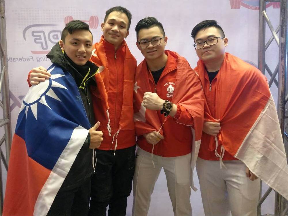 ▲高苑科技大學休閒運動管理系學生鄭又睿(左1)獲2018蒙古亞洲經典健力錦標賽青年組74kg組亞軍之殊榮。(圖／記者黃守作攝)
