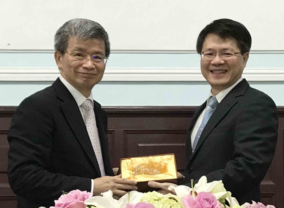 ▲衛生福利部臺北醫院長徐錦池（右）與臺灣師範大學校長吳正己（左），今日共同簽署「學術交流與備忘錄」。（圖／衛生福利部臺北醫院提供）