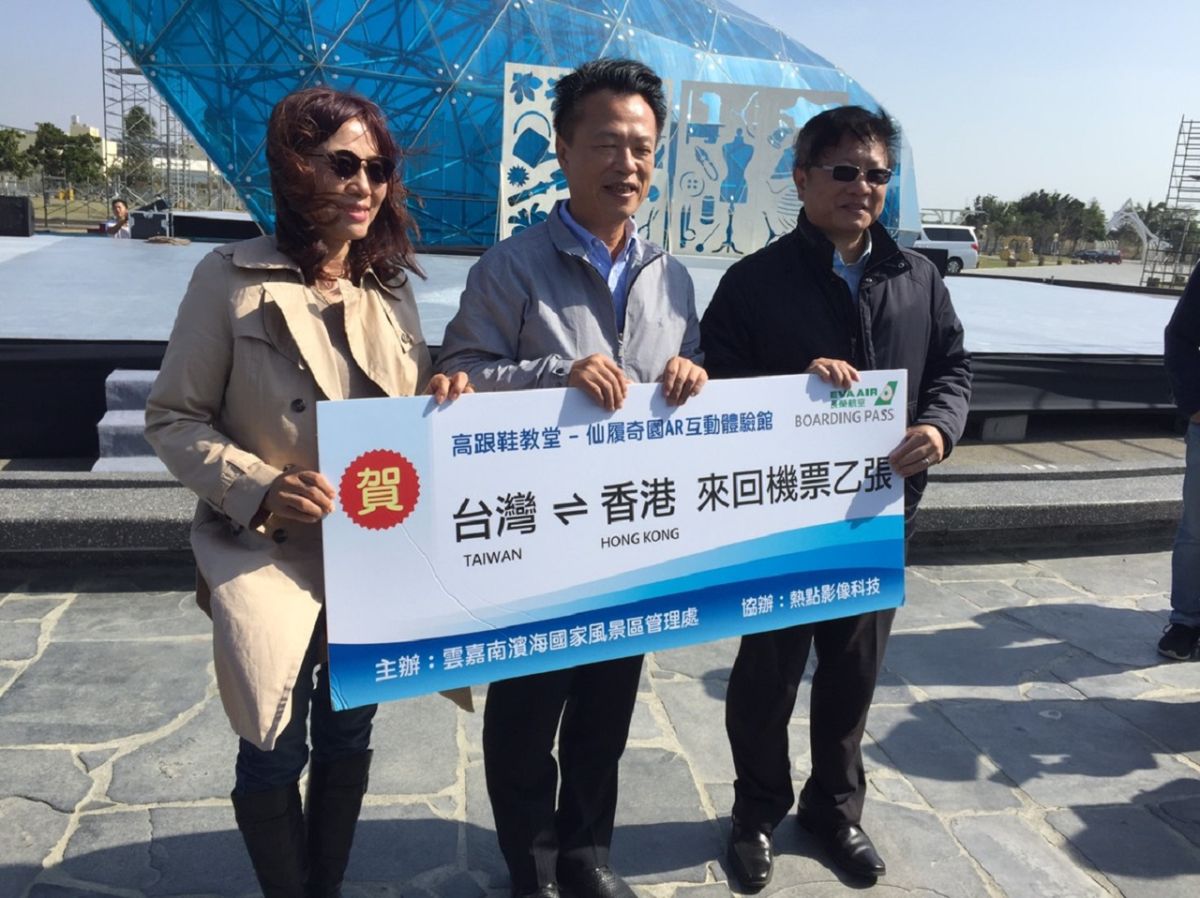 ▲翁章梁縣長巧手，將活動的最大獎留在嘉義縣。（圖／記者 鍾 聲 攝 , 2018.12.27）