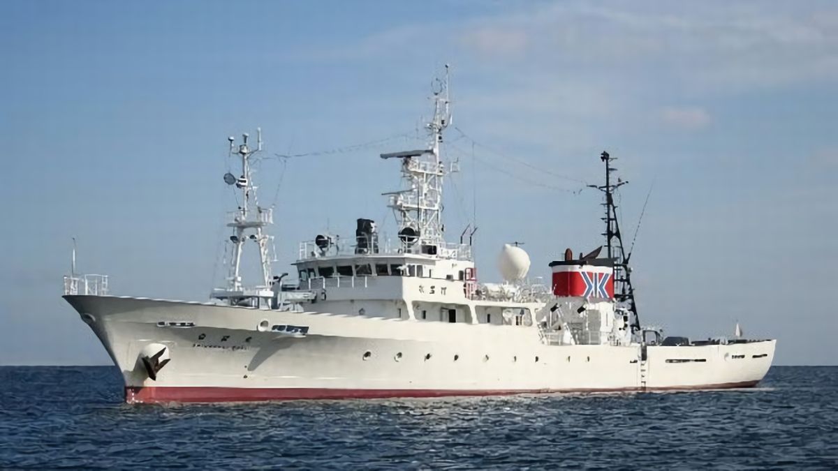 ▲今年大陸漁船涉嫌在日本的專屬經濟海域非法捕魚，遭日本水產廳執法人員攔截並登船檢查，但日執法人員卻被大陸漁船強行載走。 (圖 / 翻攝自日本農林水產省官網)