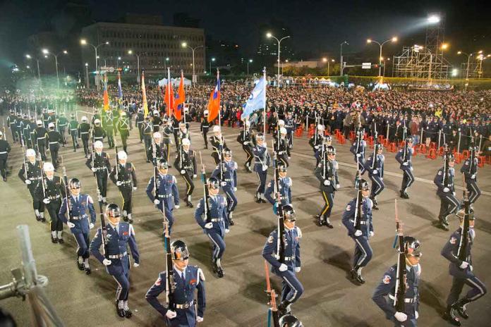 ▲國防部示範樂隊及三軍儀隊參與107年元旦總統府升旗音樂會演出。（圖／軍聞社提供）