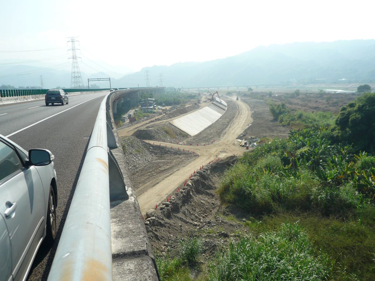 揚塵問題還須解決。圖為北投新圳灌溉取水堰（斜堰）至炎峰橋段（右岸）最近築堤防之情形。（圖／台灣水資源保育聯盟提供）