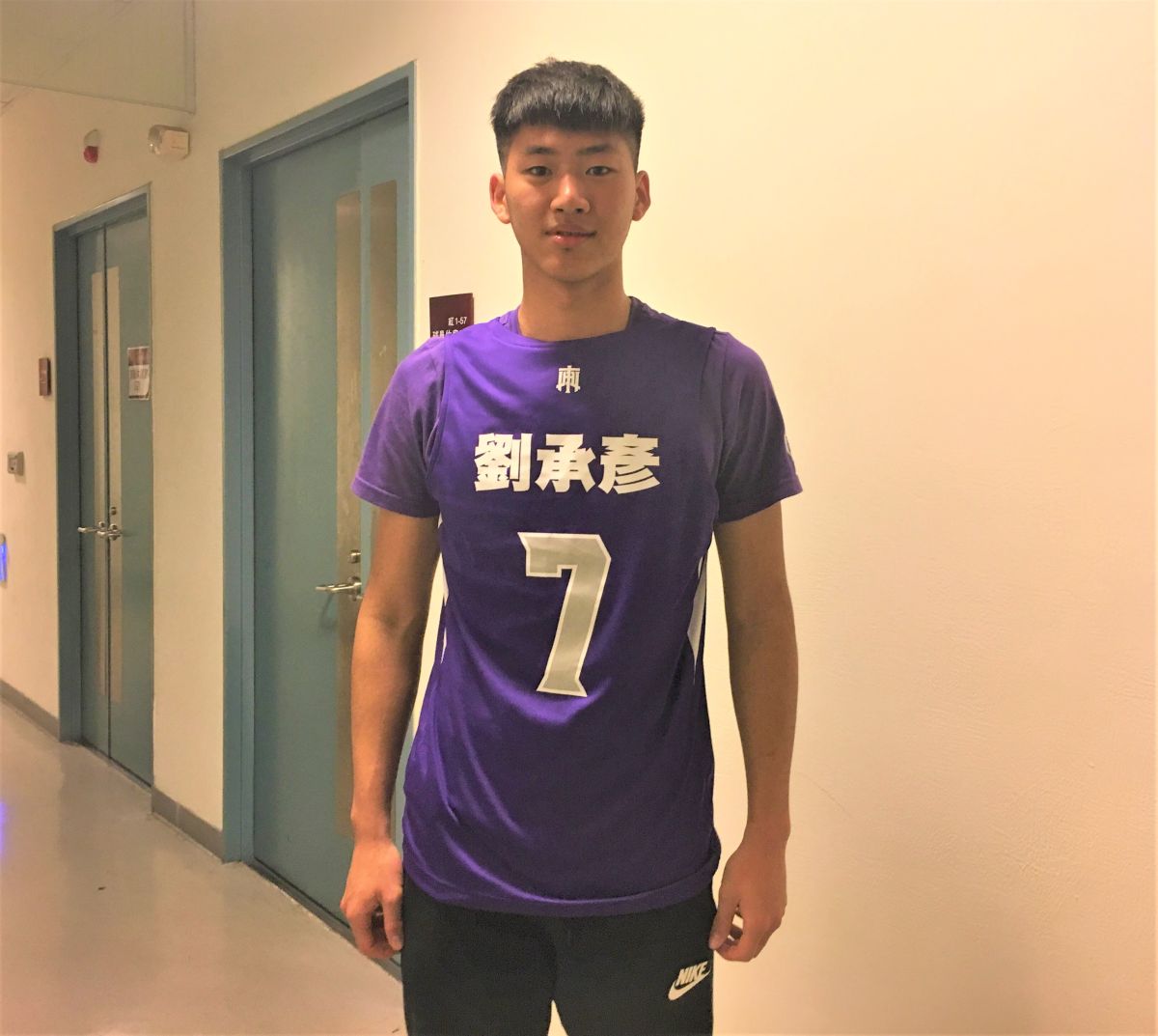 ▲「東山戰神」邱子軒穿學弟球衣在場邊加油。（圖／鍾東穎,2018.12.27）
