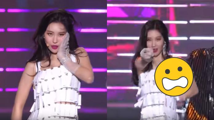 ▲南韓女歌手善美表演一半，左胸不慎走光。（圖／YouTube）