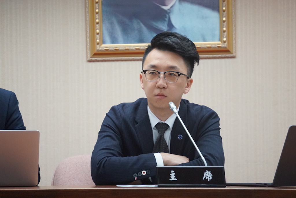 ▲普悠瑪事故 6432 班次駕駛尤振仲28日委由律師閻道至召開記者會，盼行政院調查小組公布調查訪談紀錄，供社會大眾檢視事發過程。（圖／記者呂炯昌攝, 2018.12.28）