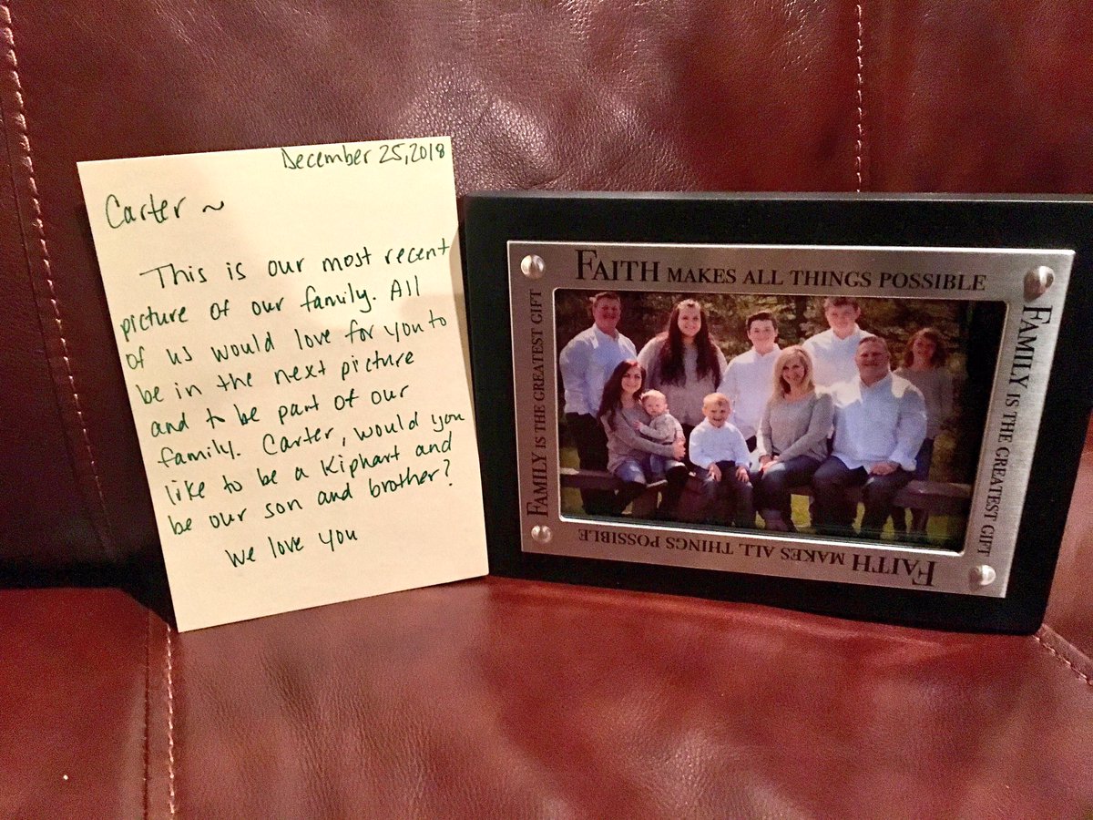 ▲美國 11 歲小男孩收到的聖誕禮物是一張合照合一封手寫信。(圖 / 翻攝自每日郵報)