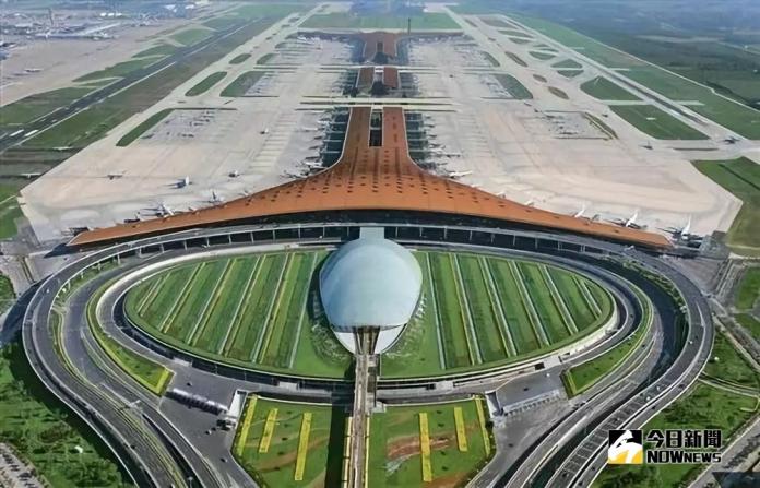 ▲北京首都機場是大陸目前唯一一個擁有3座航站樓、3條跑道、雙塔台同時運行的大型國際航空站。 （圖 / 翻攝自網路）