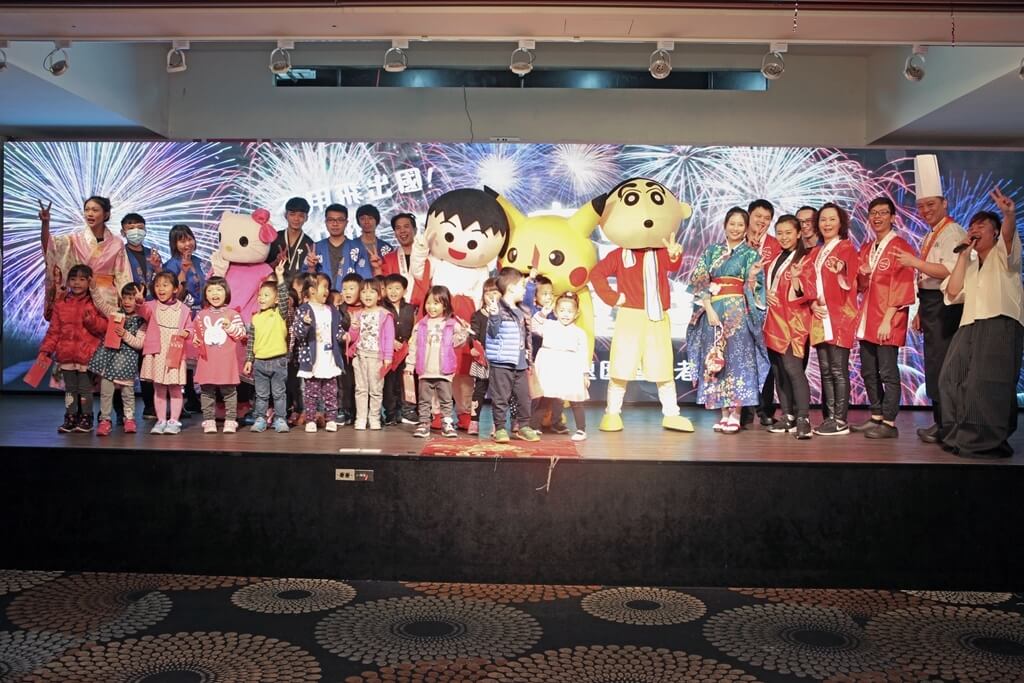 ▲今年推出日式主題風的團圓宴，特別將日本廟會場景直接搬進飯店內，濃濃的東洋風，讓饕客彷彿置身日本，讓圍爐歡樂氣氛加倍。（圖／記者陳雅芳攝，2018.12.28）