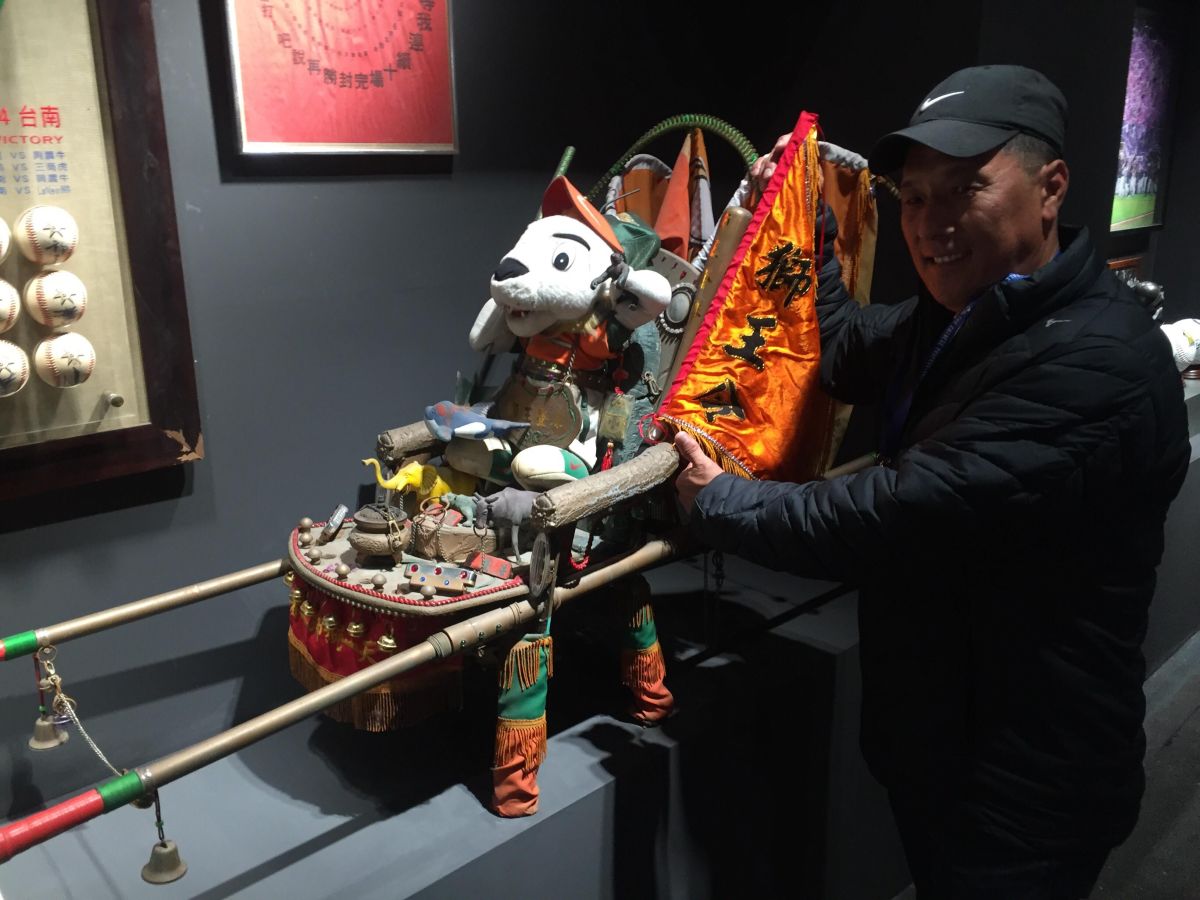 統一「標哥」何信標介紹職棒30周年各展（圖／葉政勳攝）