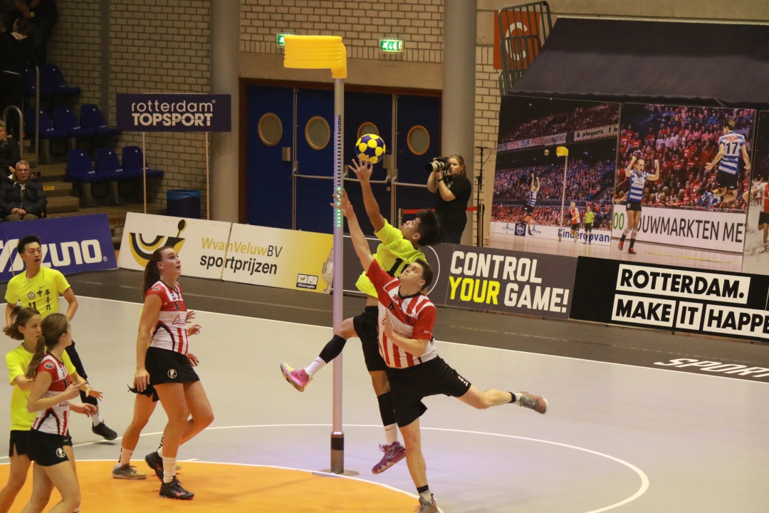 荷蘭挑戰盃合球賽中華出戰Fortuna Delta Logistics黃子堯無視荷蘭巨人存在完成籃板球回收。（中華合球協會提供）