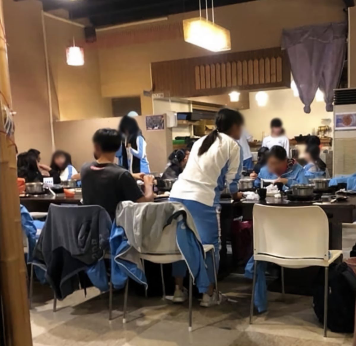 ▲吃飯慶生太吵！高中生下秒逐桌道歉，網讚：「台灣教育有救！」（圖／翻攝自報廢公社二館）