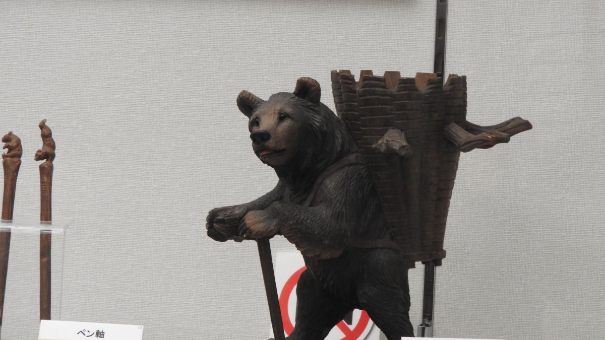 木雕熊的款式相當多種，不過最受民眾喜愛的，還是要屬口叼鮭魚的款式。（圖／黃建霖攝）