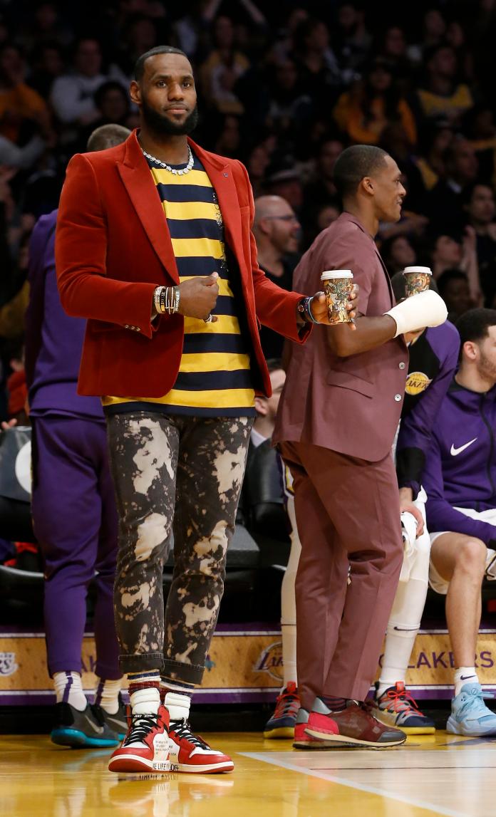 ▲LeBron James(左)在球場過34歲生日。（圖／美聯社／達志影像）