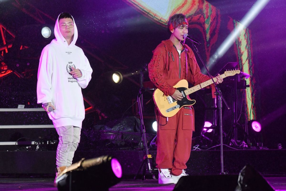 ▲廷廷（左）、鼓鼓合唱歌曲。（圖／記者陳明安攝，2018.12.31）