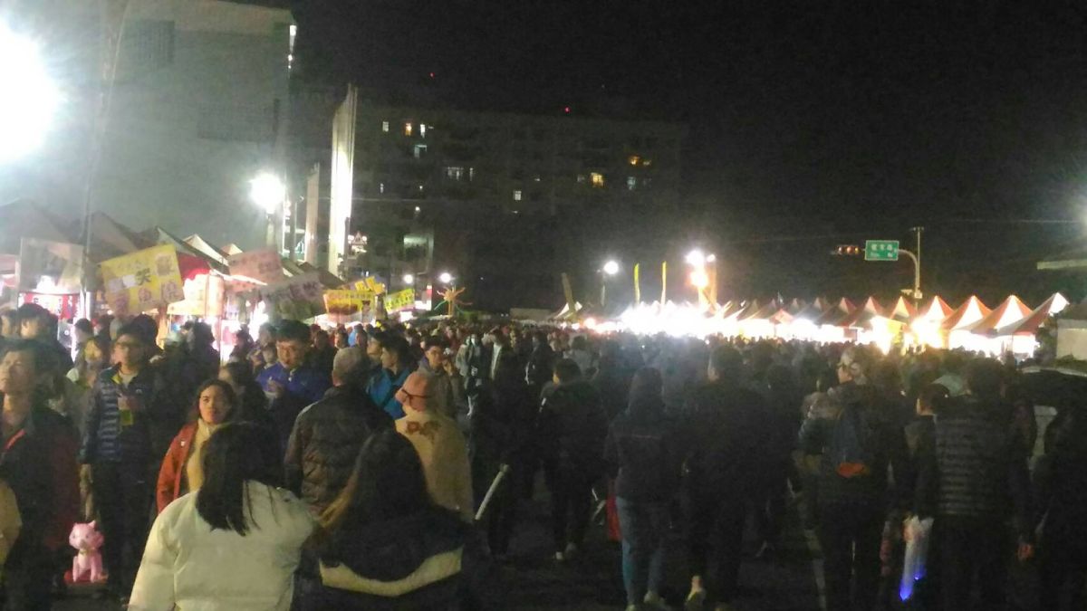 嘉市跨年人潮，意外重現全台第一體育館夜市榮景。〔圖／記者吳晉輝攝2018.12.31〕