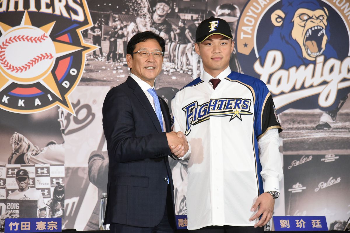 ▲火腿隊監督栗山英樹（左）與王柏融。（圖／葉政勳攝）