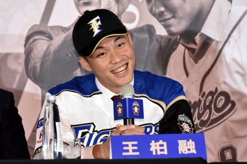 2018年數據雖回歸正常，但仍以打擊率3成51、17轟、84打點帶領球隊二連霸。隨後王柏融赴日挑戰，加盟北海道日本火腿鬥士，展開旅日生涯。（圖／NOWNEWS資料照）