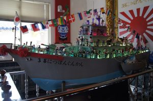 紅毛港保安堂內供奉的日本軍艦。（圖／維基百科kamakura）