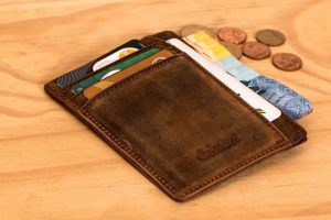 錢包總是薄薄的看了都心酸。（圖／Pixabay）