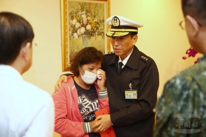 ▲ 參謀總長李喜明上將6日慰問馬姓士官家屬，強調國軍全力投入資源，協助早日康復。（軍聞社記者李一豪攝）