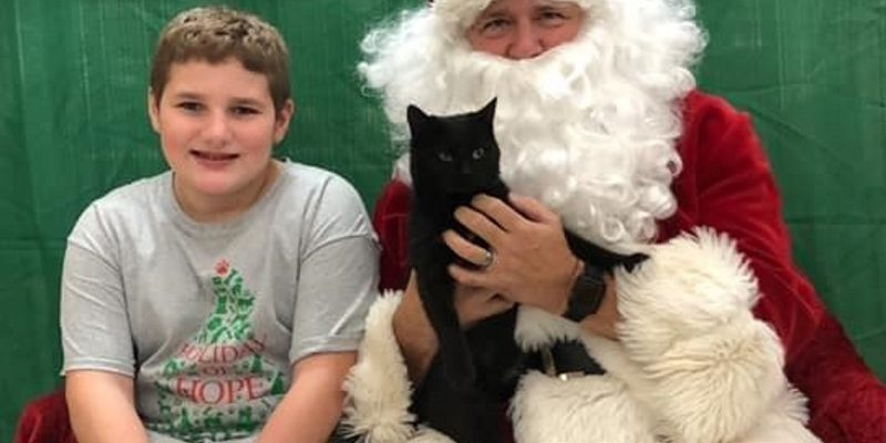 愛貓小男孩的聖誕驚喜　從聖誕老公公手上獲得貓咪一隻！
