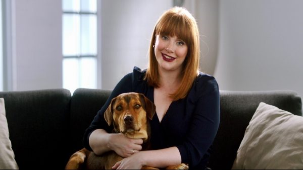 布萊絲達拉斯霍華為電影《為了與你相聚》的狗狗主角獻聲配音。（圖／双喜電影提供）