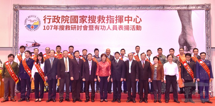 ▲ 國搜中心舉辦「107年搜救研討會暨搜救有功人員表揚活動」，空軍救護隊巫政宴中校、廖啟富上士、國搜中心國防部協調官陳世閔少校，接受表揚。（國搜中心提供）