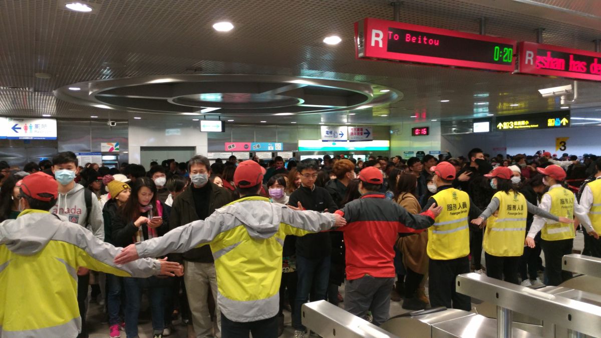 ▲跨年夜時的台北捷運站人潮。(圖／台北捷運公司提供)