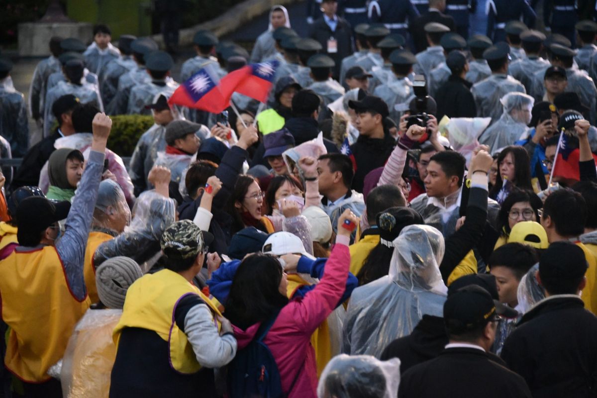 ▲元旦總統府升旗，稅改團體穿黃背心抗議遭警方驅離。（圖／記者林柏年攝, 2019.1.1）