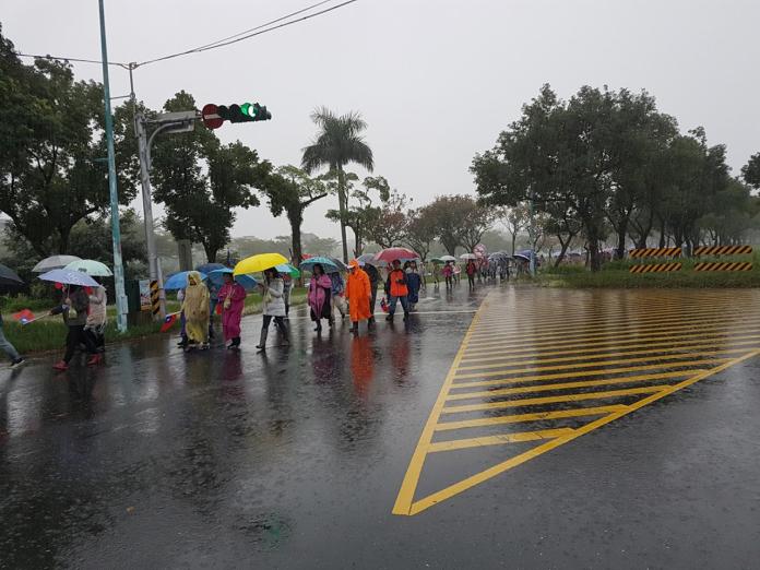 宜蘭縣政府於元旦升旗典禮後舉辦健行活動，民眾冒雨前進。