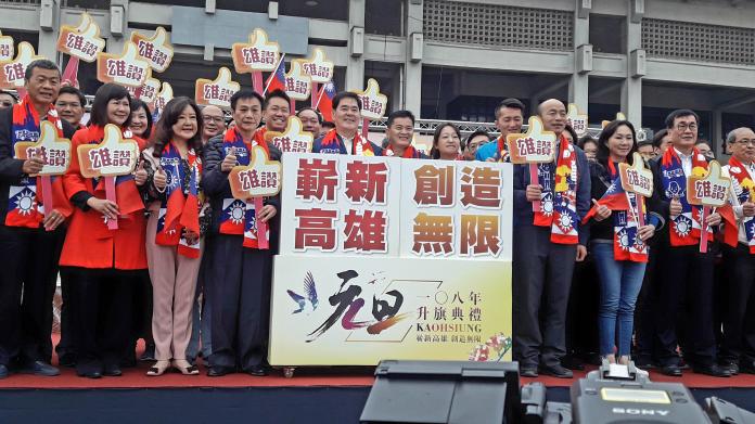 ▲市長韓國瑜與議長許崑源帶領市府團隊與全體市議員在嶄新高雄‧創造無線拼圖前合影，象徵府會大合作。（圖／記者郭凱杰攝，2019.0101）