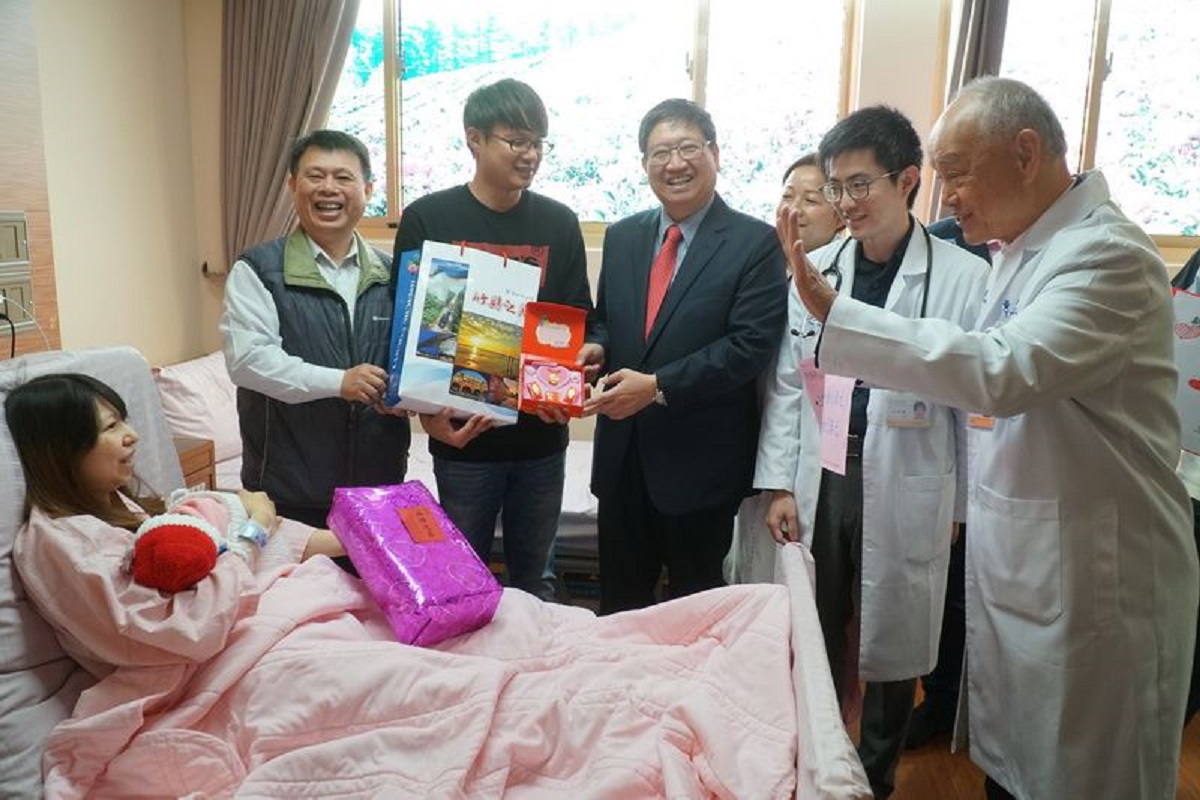 ▲新竹縣元旦寶寶來報到，縣長楊文科送上金鎖片、誠摯祝福與滿滿的福利政策。（圖／新竹縣政府提供，2019.01.01）