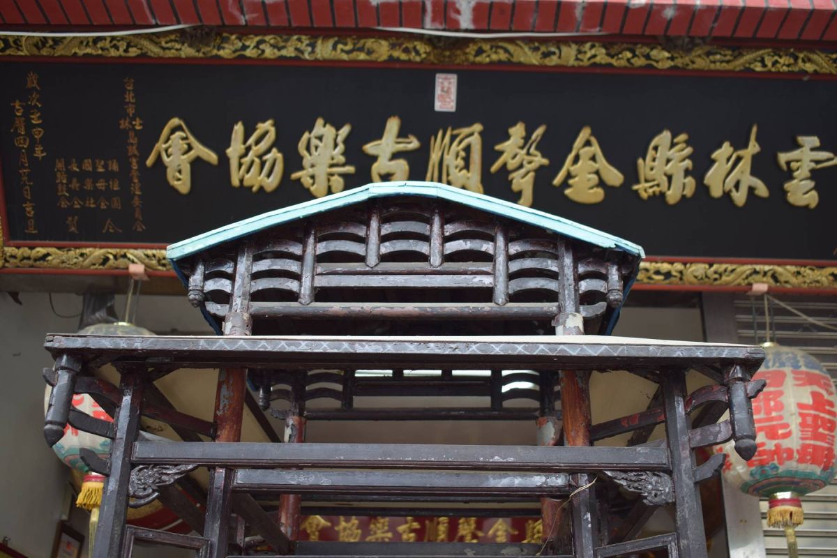 ▲北港金聲順的百年鼓亭，斗拱以特殊閩式與潮汕建築方式呈現。（圖／記者洪佳伶攝）