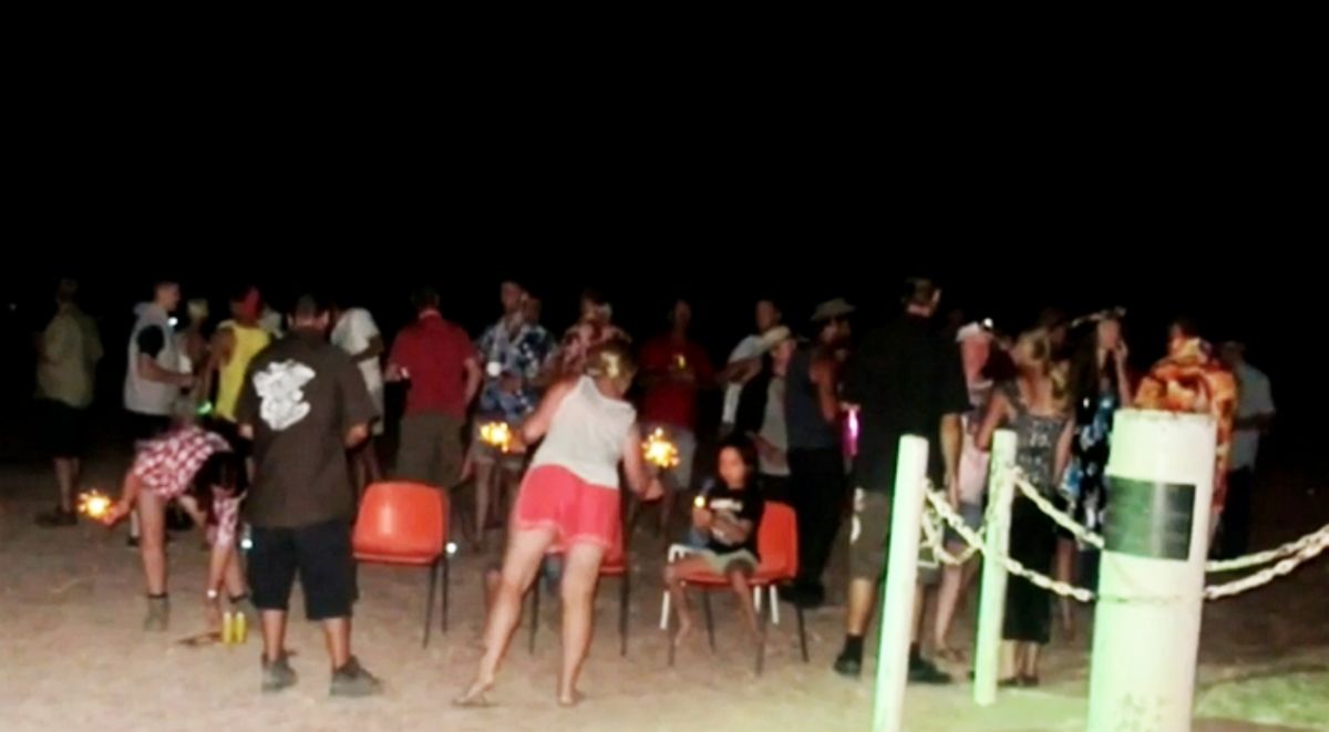 澳洲小鎮卡梅倫角（Cameron Corner），平常只有兩個常住居民，但每到跨年這天，就會湧入大批民眾，因為在這裡，一個晚上可以跨年三次。（圖／翻攝網路）