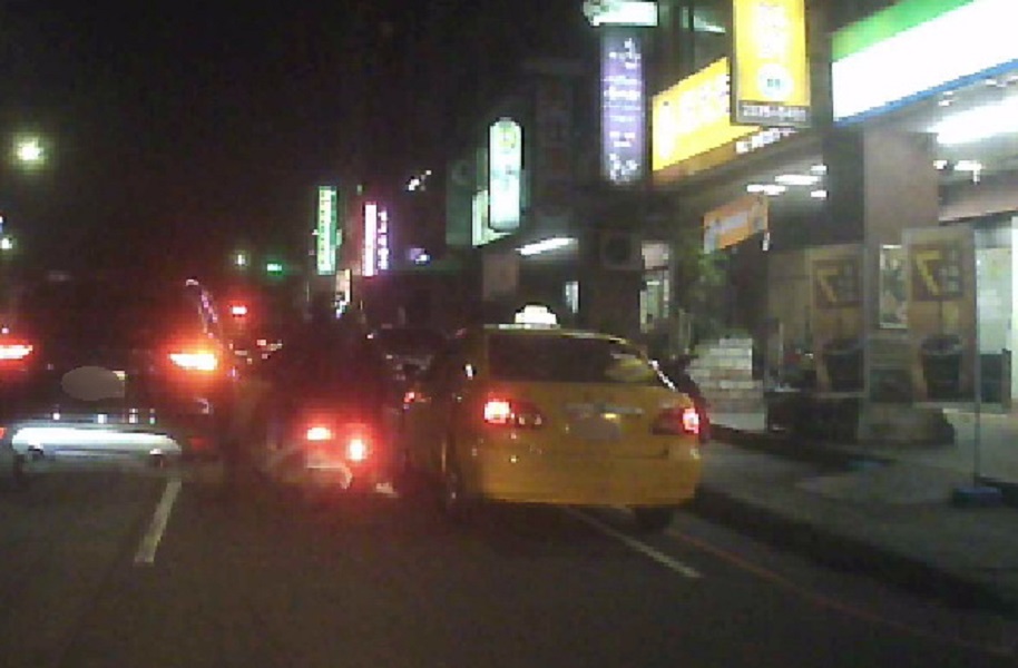 ▲蕭姓機車騎士搶快鑽車 縫，女騎士差點成輪下冤魂（圖／記者鄧力軍翻攝, 2019.0102）