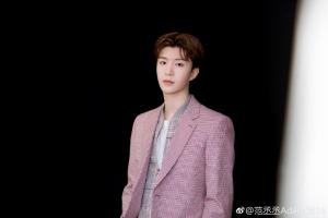  ▲范丞丞拿出戶口名簿證實姊弟關係。（圖／翻攝微博）