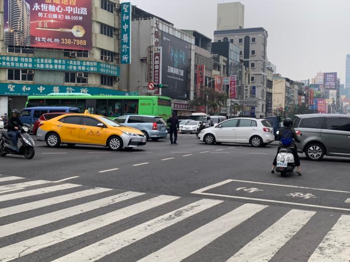 ▲高雄市三民區中華地下道今（2）日下午三時左右發生工程吊車扯倒限高鐵架事故意外事件，造成中華地下道南北向暫無法通車。（圖／記者郭凱杰翻攝，2019.01.02）