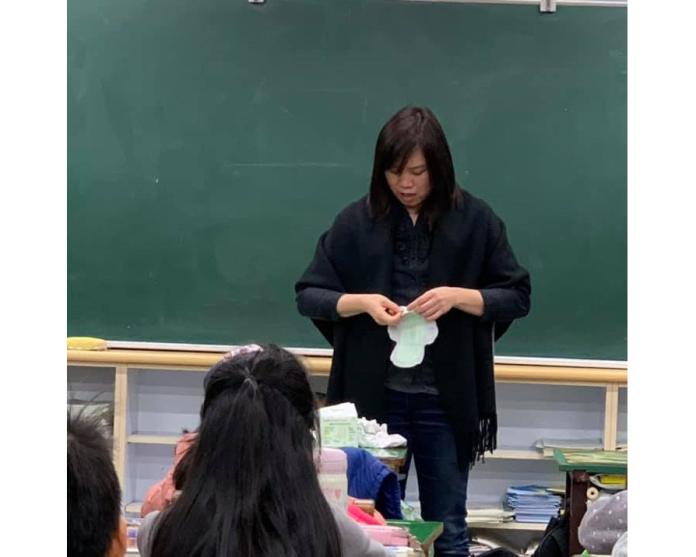 ▲神老師在課堂上教導國小孩子衛生棉的正確使用方法。(圖 / 臉書「神老師&神媽咪」授權使用)