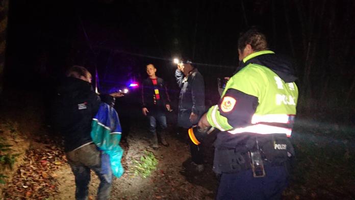 ▲謝姓女大生為了應徵工作，憑著GPS導航獨自一人就騎上龜山山區，結果GPS導航錯誤，讓她在天雨的山區受困4小時，還好警方一路透過手機不斷定位最後終於找到她。（圖／龜山分局提供, 2019.01.03）