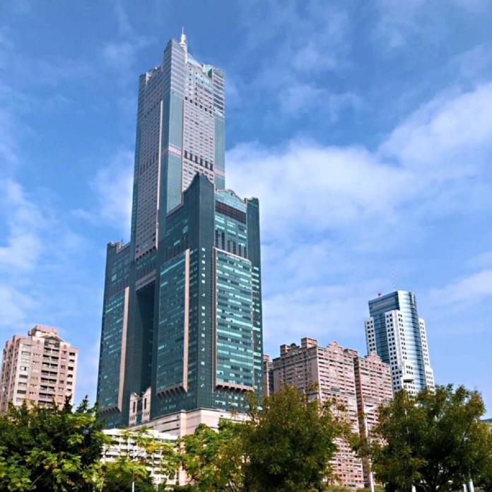 ▲高雄85大樓是當地知名地標，更是台北101大樓前的全台第1高樓，但在地人指現已淪為黃色產業聚落，「現況廢到笑」。（圖／信義房屋提供）
