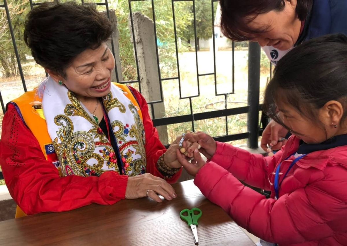 ▲彰化家扶兒少保委員會前主委楊淑卿前往中亞古國吉爾吉斯共和國與素未謀面的認養童相見歡，從台灣特別送保暖羽絨外套及豐富的圖書、玩具給他們。（圖／記者陳雅芳攝攝，2019.01.03）