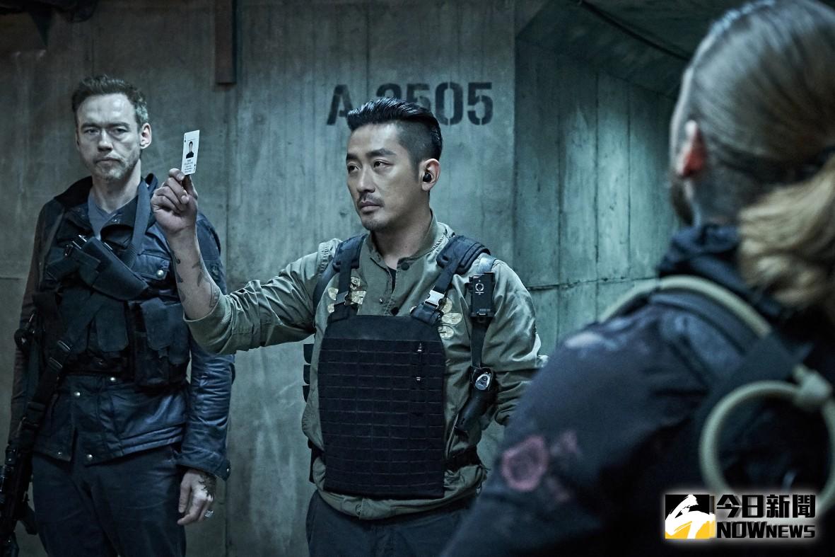 《90分鐘末日倒數》處處佈滿政治批判手痕，從傭兵們只是單純拼經濟，到最後發現萬事不離政治。（圖／華聯國際提供）