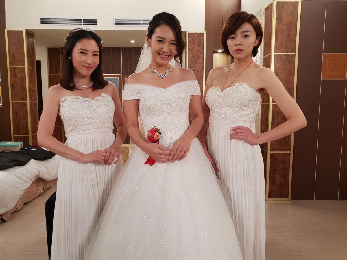 ▲李又汝（中）請來王瞳（右）、張家瑋擔任伴娘。（圖／民視提供）