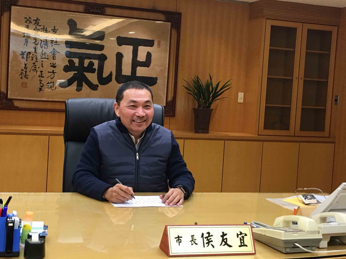 ▲走進侯友宜的辦公室，映入眼簾的是辦公桌後方「正氣」墨寶，辦公桌上則擺放關公造型的紙鎮。（圖／記者陳志仁攝）