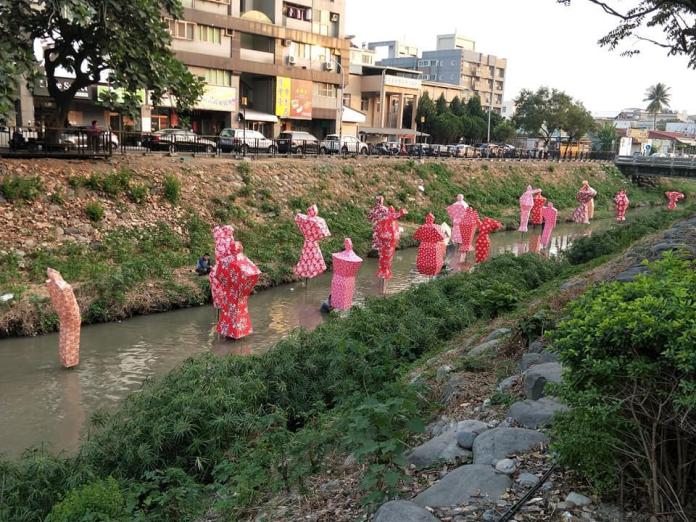 ▲台灣燈會的人形花燈裝置藝術，被網友認為很靈異，像是鬼娶親行伍。（圖／翻攝自吃喝玩樂臉書）
