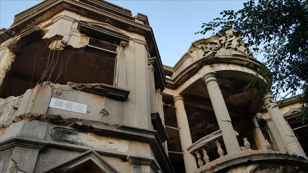 ▲福晉省晉江市的圍頭村，是大陸距離金門最近的地方，有著「海峽第一村」的封號。1958年「砲擊金門」期間，不到3平方公里的小漁村就落下了5萬多顆砲彈，因此也得名「海峽砲戰第一村」。 (圖 / 翻攝自網路)