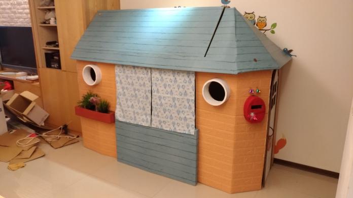 ▲一名爸爸幫四歲女兒製作超精緻的紙箱屋，讓網友讚嘆。(圖 / 翻攝自「Dcard」)
