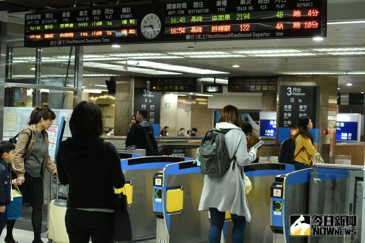 ▲台鐵宣布春節期間全線加開 513 列次及加掛車廂 1,012 輛次， 1 月 9 日起開放訂票。（圖／NOWnews資料圖片）
