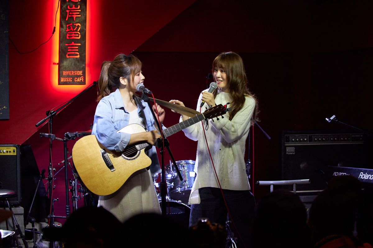 ▲吳汶芳、王笠人在小河岸一起開唱。（圖／福茂提供）